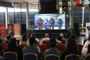 Osmangazi Altın Çınar Kısa Film Festivali'nde jüri başkanı Ezel Akay konuşma yapıyor