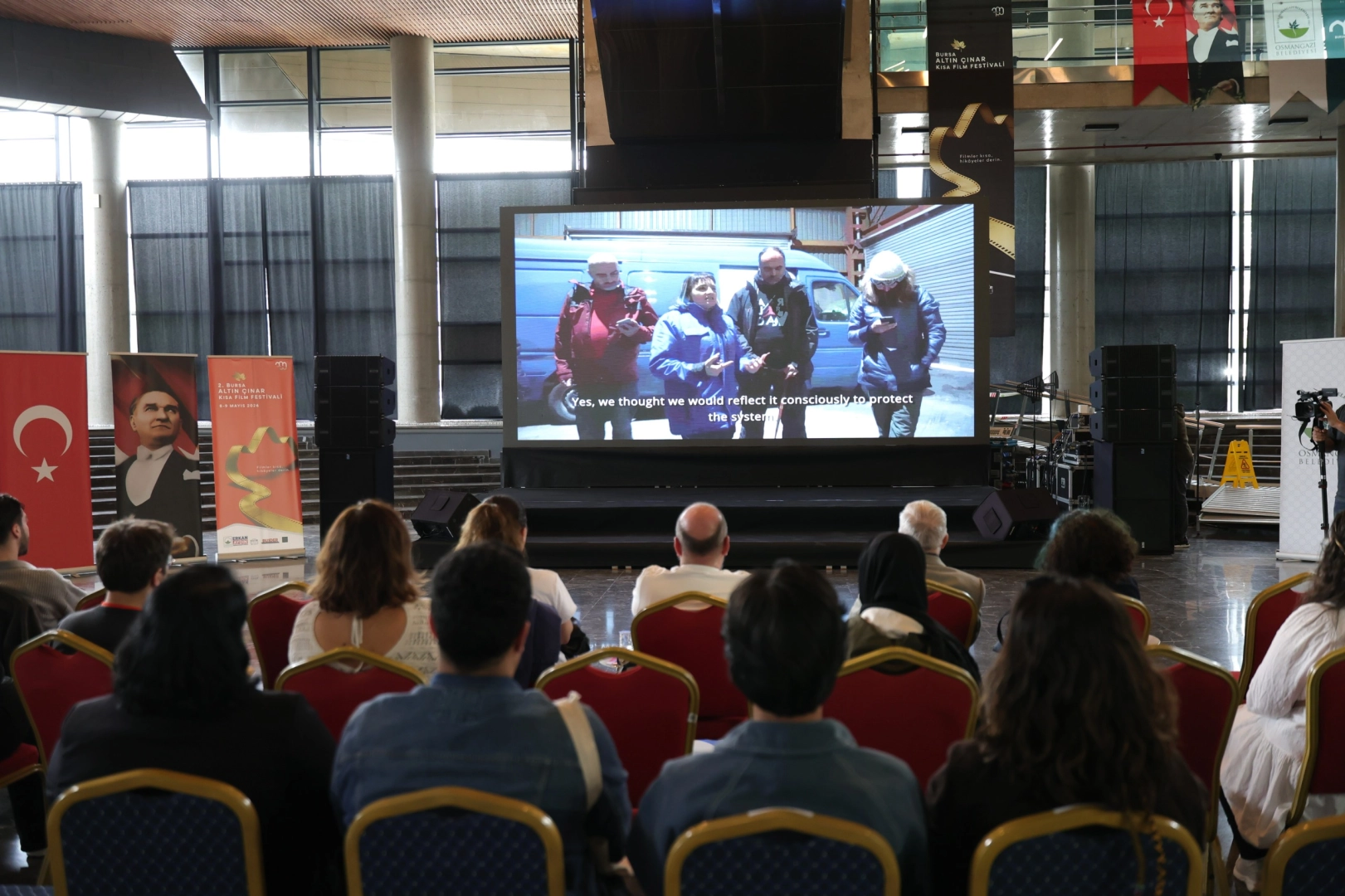 Osmangazi Altın Çınar Kısa Film Festivali'nde jüri başkanı Ezel Akay konuşma yapıyor