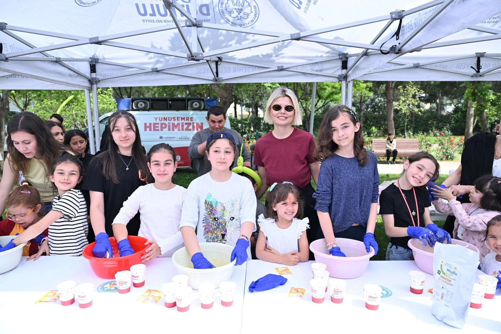 Manisa'da Dünya Çölyak Günü'nde düzenlenen farkındalık şenliğinden bir görüntü