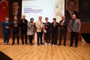 Melikgazi Belediyesi'nde çölyak farkındalığı eğitimi alan öğrenciler ve protokol üyeleri
