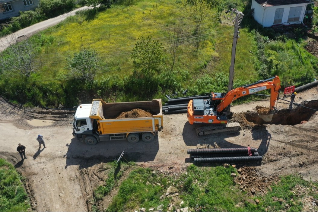 Ordu Fatsa'da devam eden altyapı çalışmaları kapsamında yağmur suyu ve kanalizasyon hatları yenileniyor.