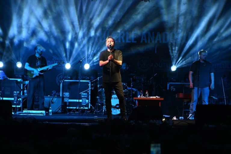 Niyazi Koyuncu Manisa'da Karadeniz ezgileriyle konser verirken