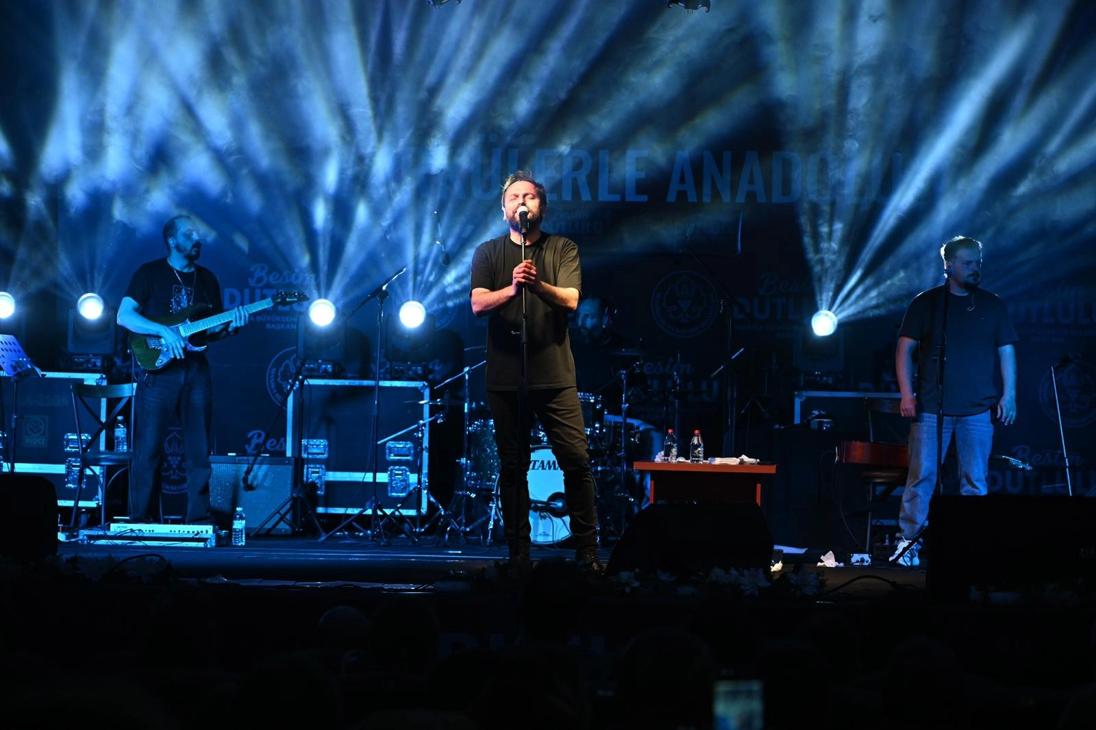 Niyazi Koyuncu Manisa'da Karadeniz ezgileriyle konser verirken