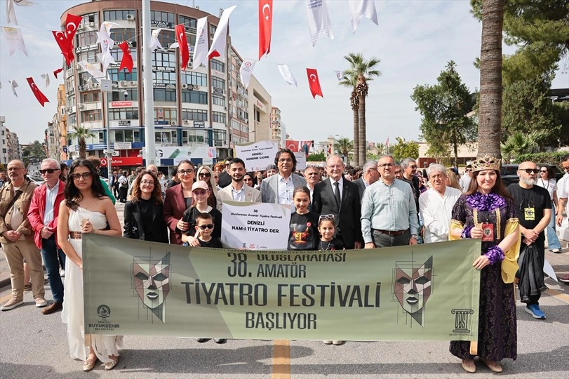 Denizli'de 38. Uluslararası Amatör Tiyatro Festivali'nin açılış kortejinden renkli görüntüler