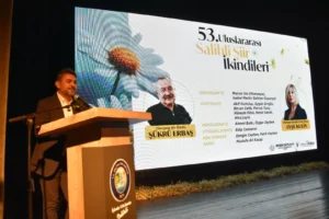 Manisa'da düzenlenen Uluslararası Şiir İkindileri etkinliğinde ödül alan şair ve yazarlar