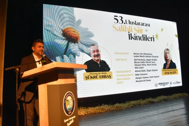 Manisa'da düzenlenen Uluslararası Şiir İkindileri etkinliğinde ödül alan şair ve yazarlar