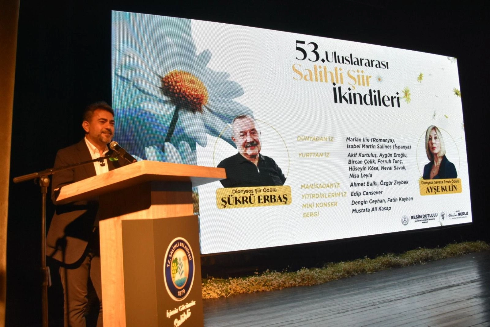 Manisa'da düzenlenen Uluslararası Şiir İkindileri etkinliğinde ödül alan şair ve yazarlar