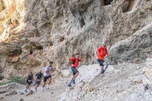 Mersin'de düzenlenen 5. Uluslararası Kilikya Ultra Maratonu'nda sporcular tarihi ve doğal güzellikler eşliğinde koşuyor.