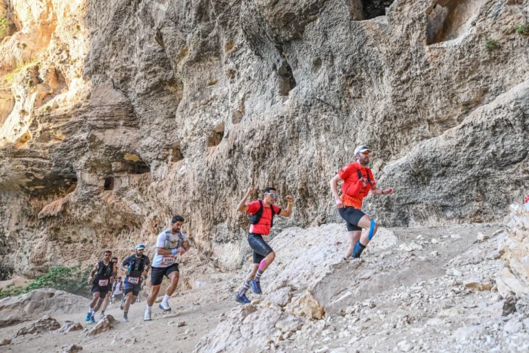 Mersin'de düzenlenen 5. Uluslararası Kilikya Ultra Maratonu'nda sporcular tarihi ve doğal güzellikler eşliğinde koşuyor.