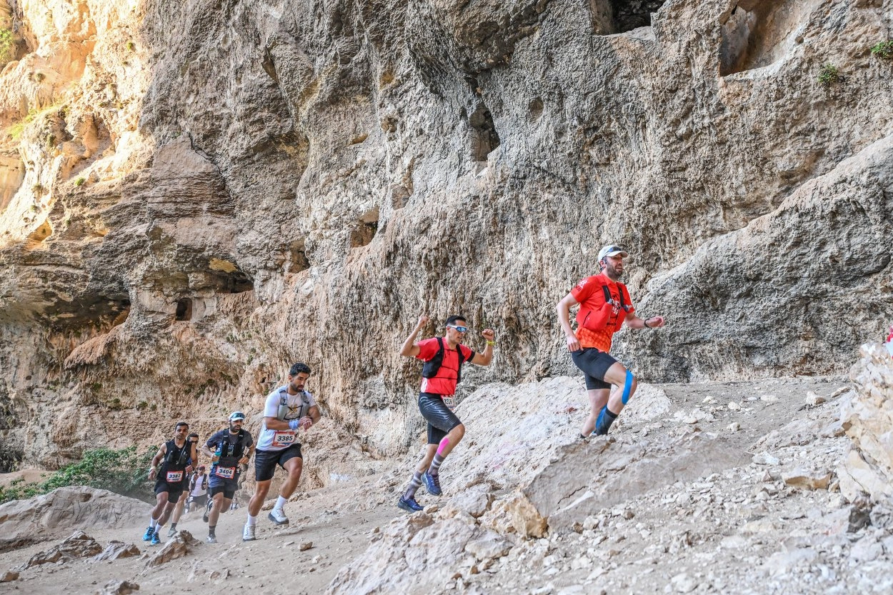 Mersin'de düzenlenen 5. Uluslararası Kilikya Ultra Maratonu'nda sporcular tarihi ve doğal güzellikler eşliğinde koşuyor.