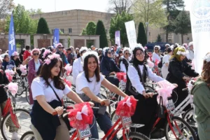 Kayseri'de Anneler Günü bisiklet turu etkinliği kapsamında bisiklete binen anneler ve Başkan Büyükkılıç