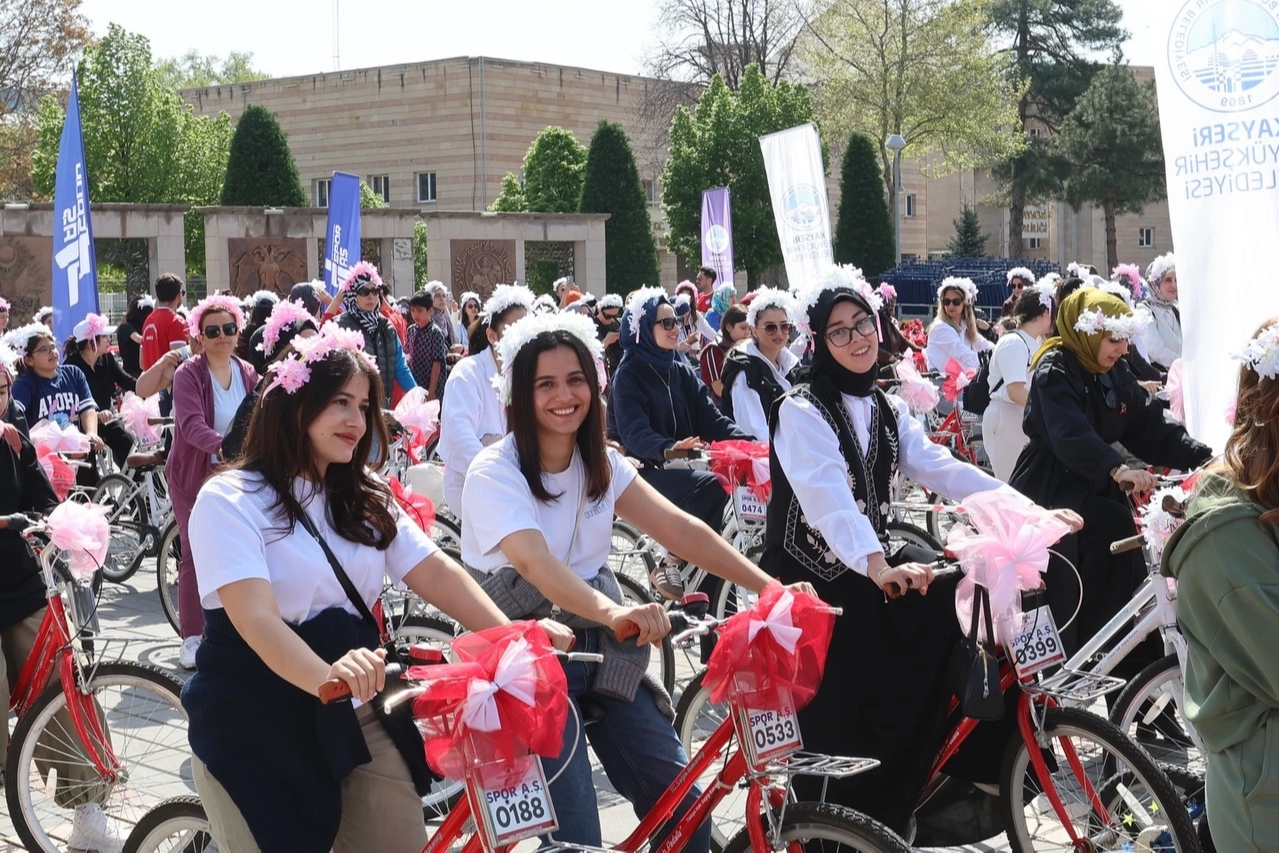 Kayseri'de Anneler Günü bisiklet turu etkinliği kapsamında bisiklete binen anneler ve Başkan Büyükkılıç