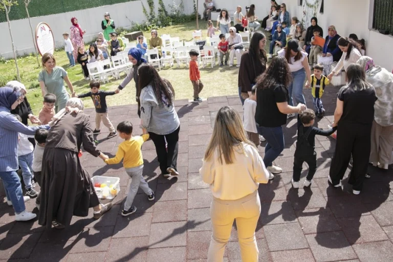 Mersin'de Anneler Günü kapsamında düzenlenen 'Benimle Oynar mısın?' etkinliğinde anne ve çocukların birlikte oyun oynadığı an.