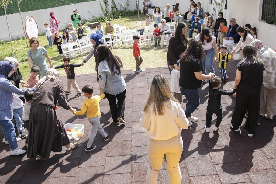 Mersin'de Anneler Günü kapsamında düzenlenen 'Benimle Oynar mısın?' etkinliğinde anne ve çocukların birlikte oyun oynadığı an.