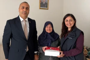 Manisa Büyükşehir Belediyesi ekipleri Anneler Günü'nde şehit annelerini ziyaret etti.