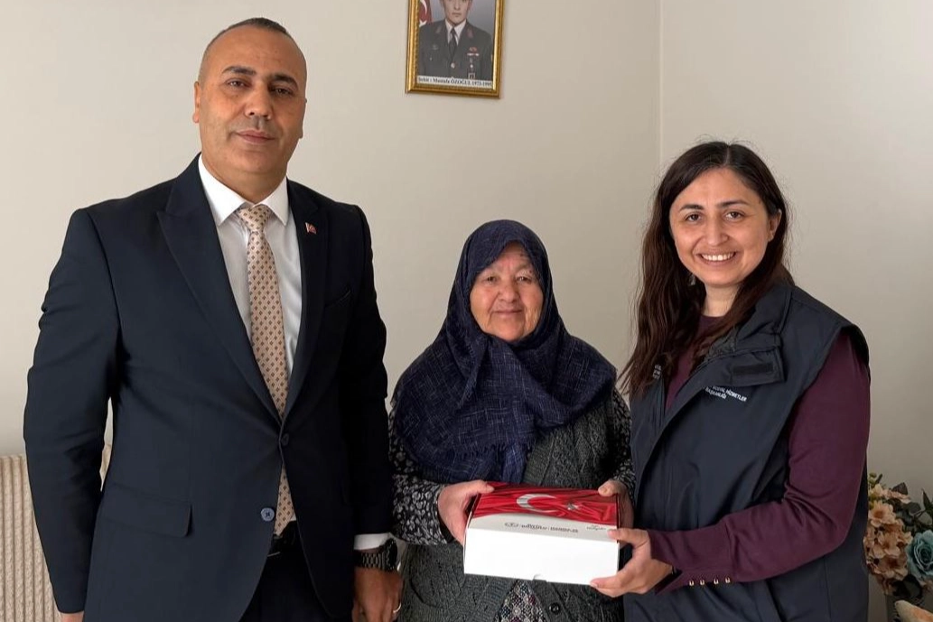 Manisa Büyükşehir Belediyesi ekipleri Anneler Günü'nde şehit annelerini ziyaret etti.