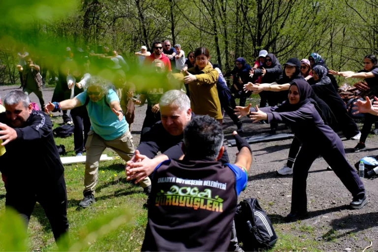 Sakarya Hendek'te aynı günde hem ilkbahar hem kış manzaralı doğa yürüyüşü