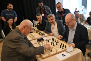 5. Bornova Uluslararası Türk Daması Turnuvası şampiyonu Rahmi Ekren kupasını kaldırırken