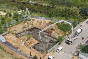 Çayırova Kültür Evi ve Amfitiyatro Projesi temel beton serimi yapılıyor