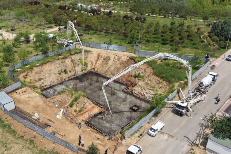 Çayırova Kültür Evi ve Amfitiyatro Projesi temel beton serimi yapılıyor
