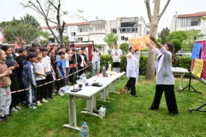 Manisa'da düzenlenen bahar şenliğinde öğrenciler bilim, kültür ve eğlence dolu bir gün geçirdi.