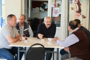 Gebze Belediye Başkanı Zinnur Büyükgöz, Yağcılar Köyü sakinleriyle bir araya gelerek talepleri dinliyor.