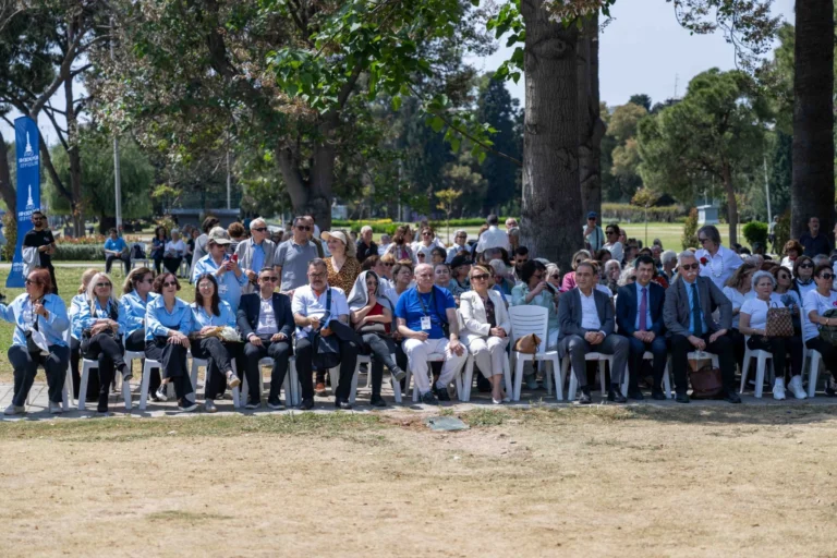 Bornova 3. Yaş Üniversitesi kuruluyor, tecrübeler akademik çatı altında buluşuyor.