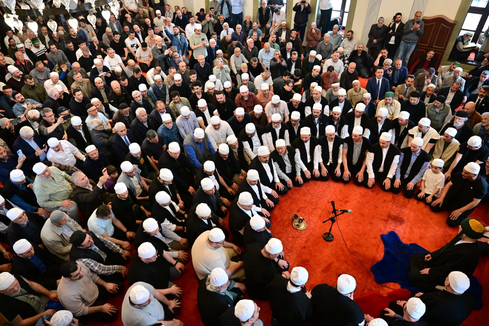 Bursa'da 600 yıllık Erguvan Bayramı geleneği kutlandı