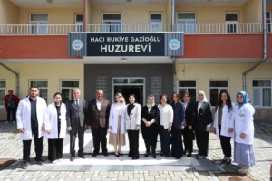 Kayseri protokol eşleri Anneler Günü'nde huzurevi sakinlerini ziyaret etti.