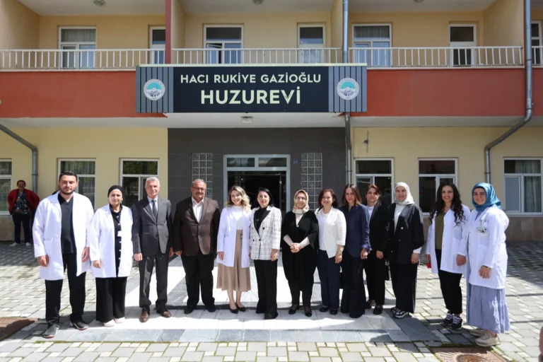 Kayseri protokol eşleri Anneler Günü'nde huzurevi sakinlerini ziyaret etti.