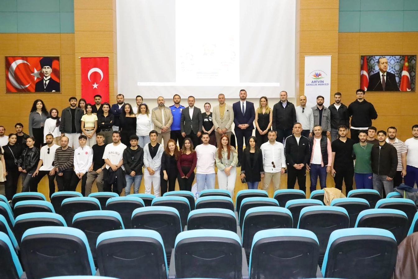 Artvin'de düzenlenen Sporda Etik Yaklaşım ve Çocuğun Korunması eğitim programından genel görünüm.