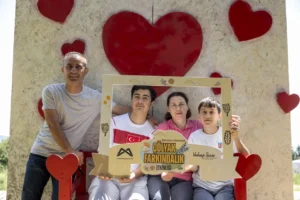 Mersin'de çölyak farkındalığı etkinliği kapsamında bir araya gelen çölyaklı bireyler ve aileleri