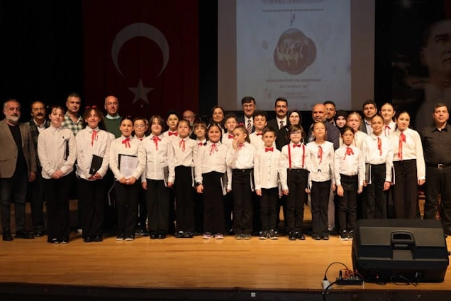 Kütahya Belediyesi Türk Halk Müziği Çocuk Korosu'nun Anneler Günü konserinden bir sahne