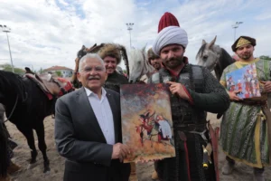 Kayseri'de Erciyes Dağı eteklerinde düzenlenen geleneksel atlı spor gösterisi etkinliğine katılan protokol ve vatandaşlar
