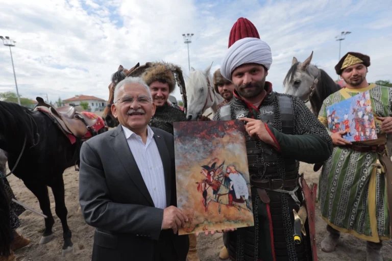 Kayseri'de Erciyes Dağı eteklerinde düzenlenen geleneksel atlı spor gösterisi etkinliğine katılan protokol ve vatandaşlar