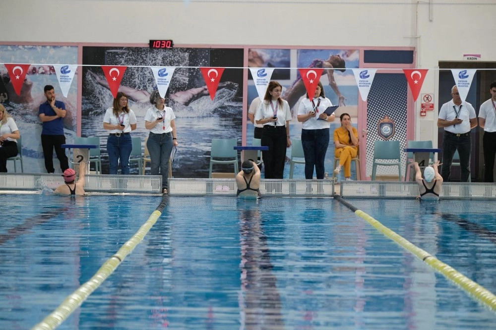 Eskişehir'de engelli sporcuların katıldığı 'Engelsiz Kulaçlar' yüzme yarışlarından genel görünüm