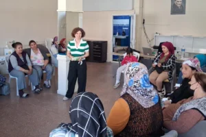 İzmir'de kadın sağlığı seminerleri düzenleniyor, kadınlar bilgi ediniyor.