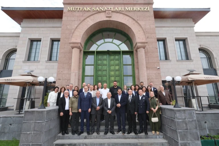 Kayseri Mutfak Sanatları Merkezi'nde TÜRKONFED heyeti ile bir araya gelen Belediye Başkanı Dr. Memduh Büyükkılıç