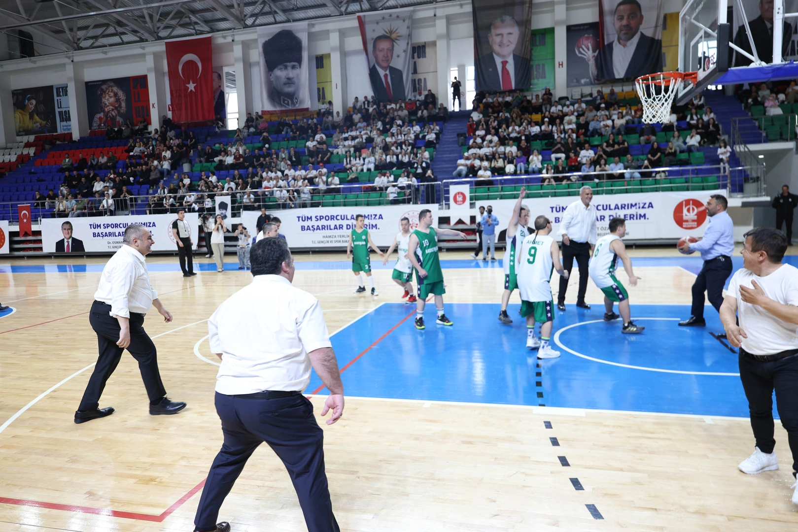 Keçiören Engelsiz Spor Oyunları'nda sporcular ve protokol üyeleri basketbol maçı yapıyor