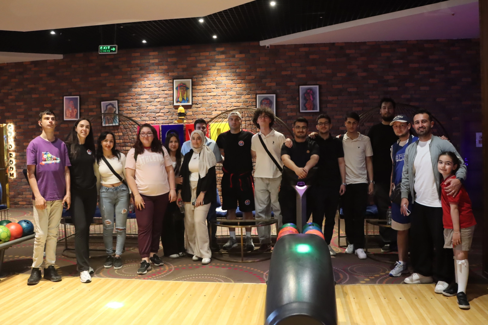 Maltepe'de 19 Mayıs Gençlik ve Spor Bayramı kapsamında düzenlenen bowling turnuvasına katılan gençler