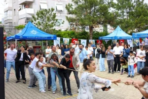 Karabağlar Belediyesi Bahar Şenliği'nde Sınava Hazırlanan Gençler Moral Buldu