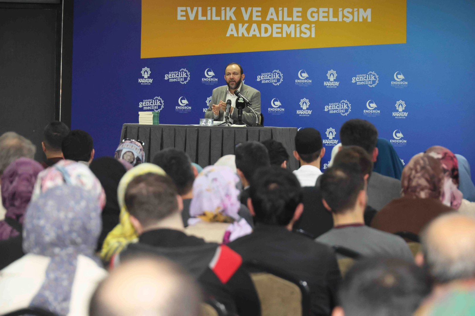 Karatay Belediyesi'nin düzenlediği Aile Gelişim Akademisi'ne katılan çiftler