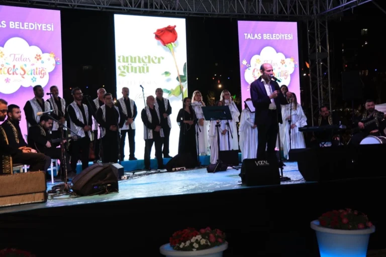 Talas Çiçek Şenliği'nin Hatay Medeniyetler Korosu konseriyle sona ermesi