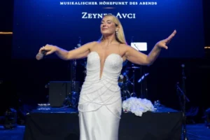 Şarkıcı Zeynep Avcı sahnede mikrofonuyla