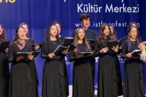 Maltepe Gençlik Korosu SANSEV Festivali'nde sahne alırken