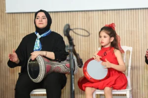 Osmangazi Belediyesi Anneler Günü etkinliğinde anneler ve kızları birlikte darbuka çalıyor.
