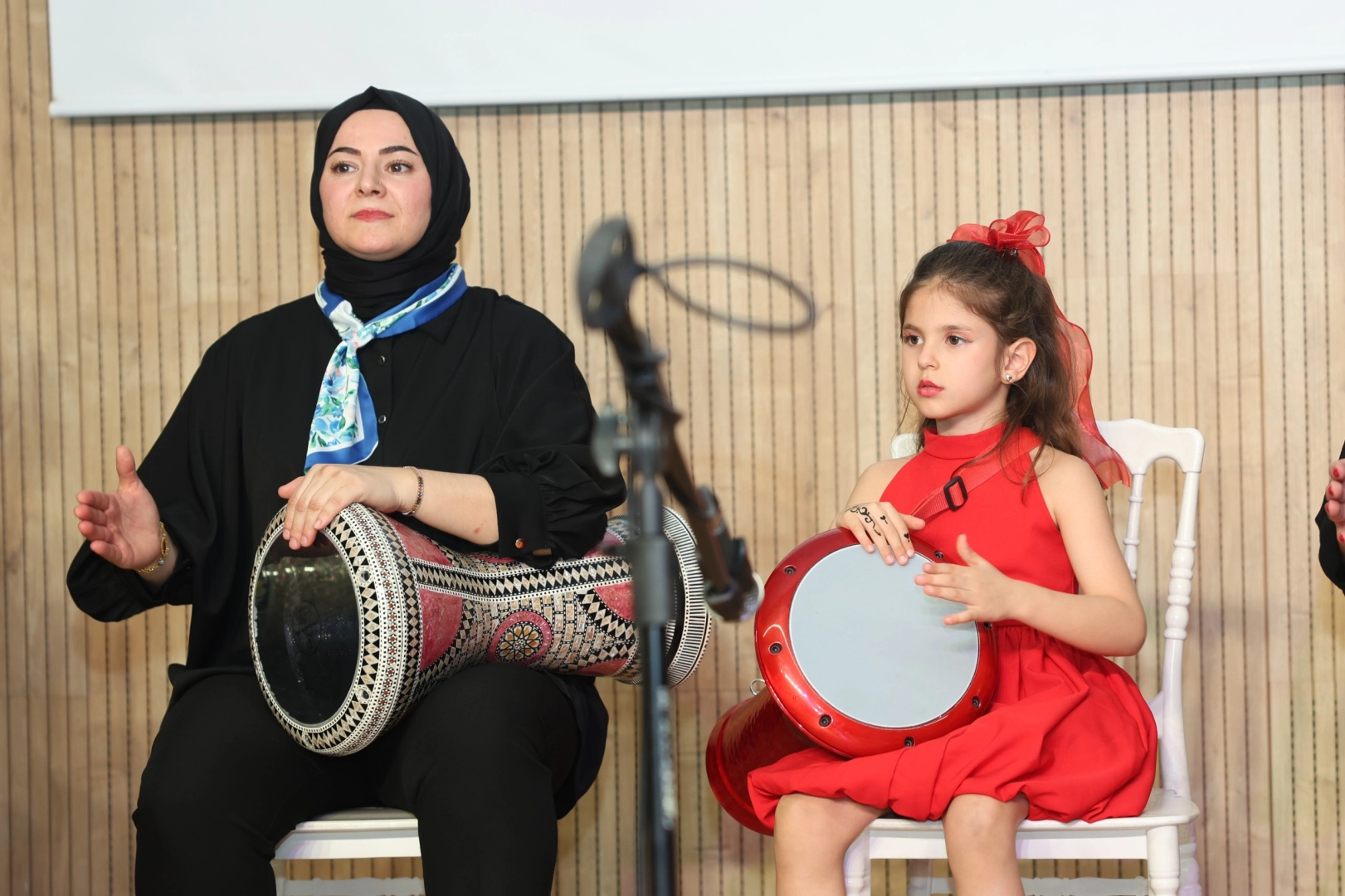Osmangazi Belediyesi Anneler Günü etkinliğinde anneler ve kızları birlikte darbuka çalıyor.