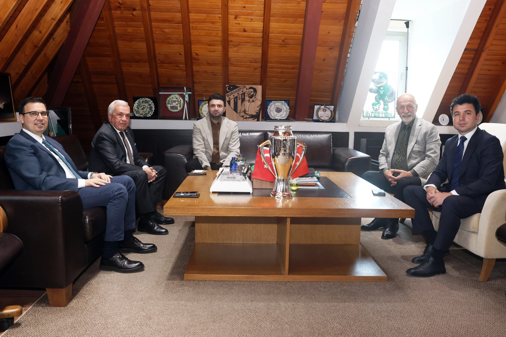 Nilüfer Belediye Başkanı Şadi Özdemir, Bursaspor'un Süper Lig hedefine tam destek verdiğini belirtti.