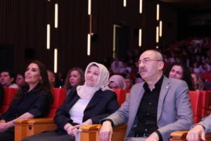 Kayseri Ticaret Odası'nda Avrupa Günü konseri kapsamında sanatçı Yaprak Sayar sahne alıyor.