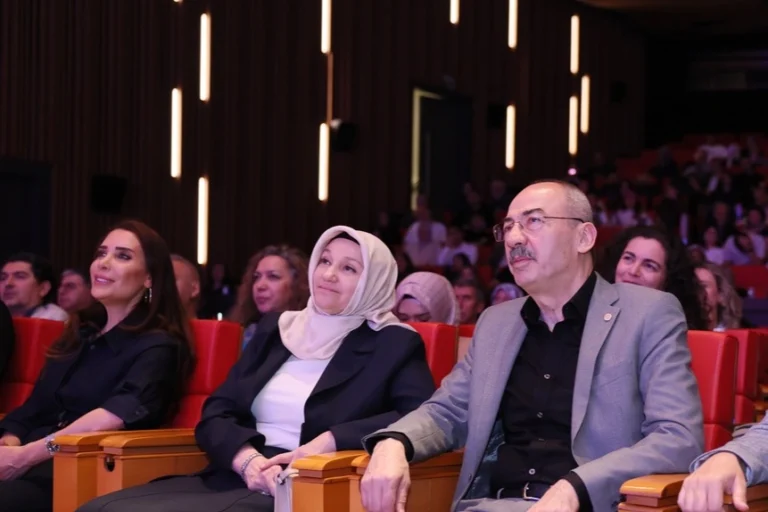 Kayseri Ticaret Odası'nda Avrupa Günü konseri kapsamında sanatçı Yaprak Sayar sahne alıyor.